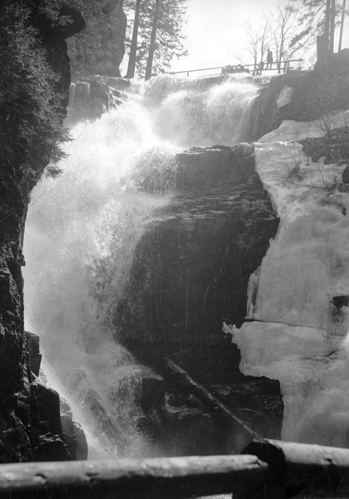 Archiwalna fotografia Wodospadu Kamieńczyka z lat 1945–1950, czarno-biała