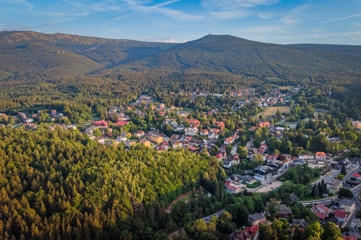Szklarska Poręba z lotu ptaka, w tle grzbiet