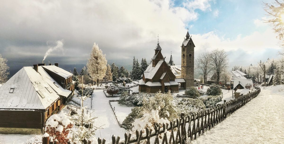 Drewniana Świątynia Wang w śniegu, obok kamienna dzwonnica
